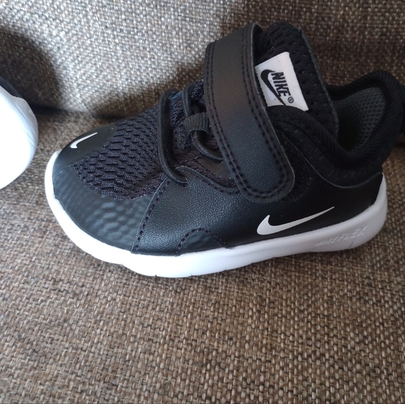 NEW BABY NIKE SHOES SIZE 4 BABY BOY SNEAKERS BABY GIRL SNEAKER 4 TENNIS SHOES 4 - Picture 1 of 4